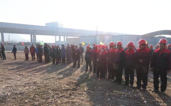 揚(yáng)鞭策馬喜圓發(fā)展夢(mèng)，萬(wàn)眾一心共筑新長(zhǎng)城